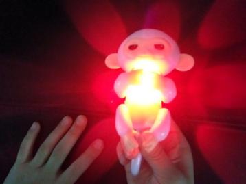 Mintgroen Fingerling aapje met roze haartjes en licht [B156] beschikbaar voor biedingen