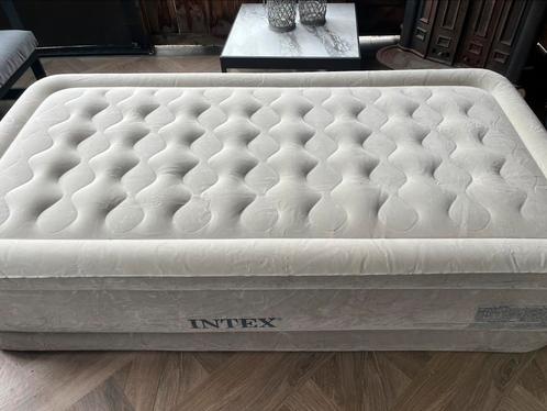 INTEX ultra plush luchtbed 1-persoons 2 stuks, Caravans en Kamperen, Luchtbedden, Zo goed als nieuw, Ophalen of Verzenden