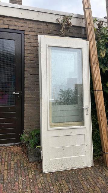 Hardhouten buitendeur beschikbaar voor biedingen