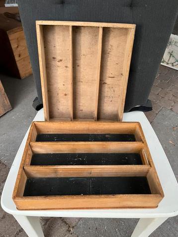 Vintage houten bestekbakjes met zwaluwstaart verbindingen beschikbaar voor biedingen