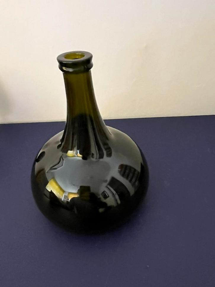 Groene VOC-wijnfles – replica uit het Scheepvaartmuseum, Huis en Inrichting, Woonaccessoires | Vazen, Zo goed als nieuw, Groen