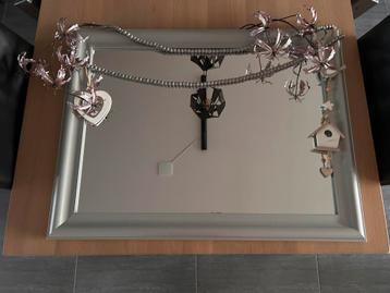 Zilverkleurige wandspiegel met accessoires beschikbaar voor biedingen