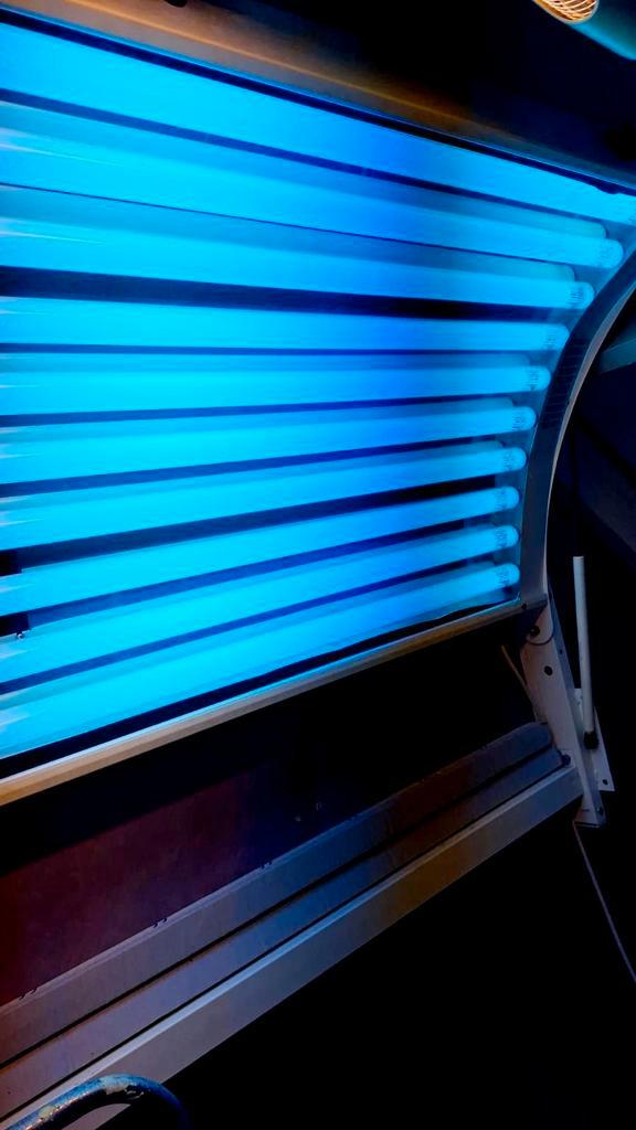 Roma zonnebanken HANGSYSTEEM MUUR 10 lampen (2 extra) 100W, Witgoed en Apparatuur, Zonnebanken en Gezichtsbruiners, Zo goed als nieuw