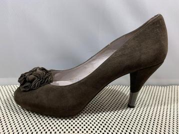 Unisa, maat 41. Stijlvolle donker bruin suède pumps.  beschikbaar voor biedingen