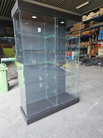 Afsluitbare glazen vitrinekast 125x47x190 beschikbaar voor biedingen