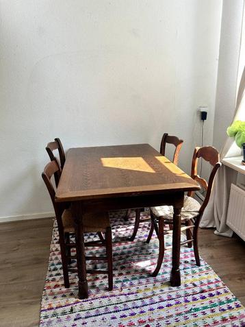 Houten tafel en stoelen voor 4-6 personen