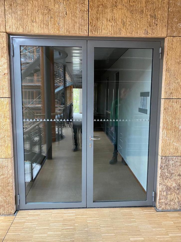 Metalen kozijnen met enkele of dubbele deuren €600,-, Doe-het-zelf en Verbouw, Kozijnen en Schuifpuien, Zo goed als nieuw, Deurkozijn