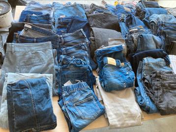 Partij kleding en jeans en jassen beschikbaar voor biedingen