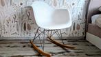 Witte Schommelstoel - Design Klassieker, Huis en Inrichting, Stoelen, Ophalen, Wit, Zo goed als nieuw, Metaal