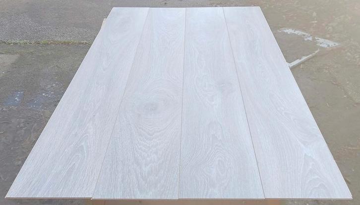 56m2 Classen grijs eiken laminaat 2022 V-groef. Opgestapeld., Huis en Inrichting, Stoffering | Vloerbedekking, Zo goed als nieuw