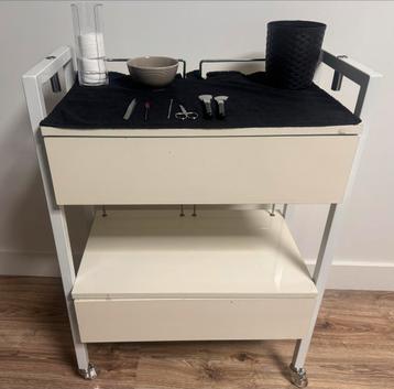 Rol kar / werkkar  schoonheids specialiste beschikbaar voor biedingen