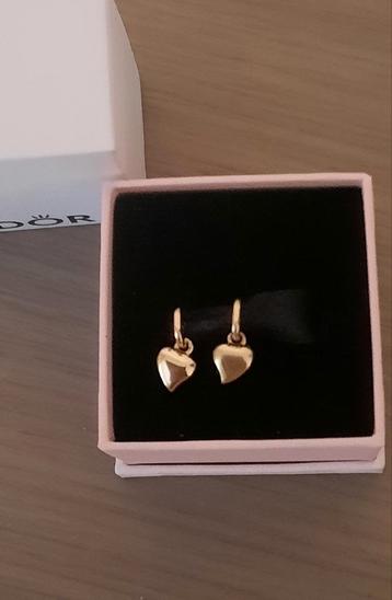 2 x kleine hangende hart bedel Pandora Verguld. Nieuw. beschikbaar voor biedingen