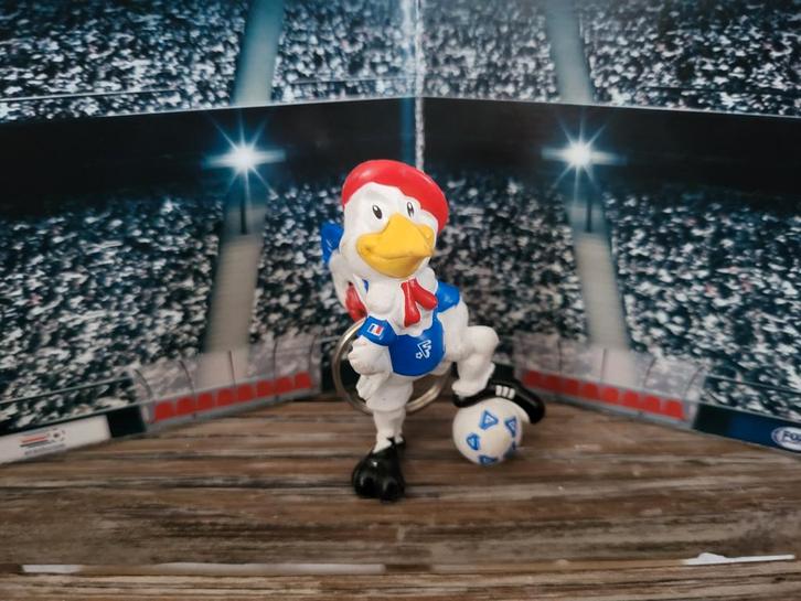 Uefa Euro Ek voetbal 1984 mascotte poppetje sleutelhanger, Verzamelen, Sportartikelen en Voetbal, Zo goed als nieuw, Ophalen