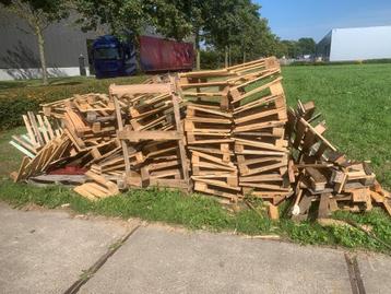 Pallethout gratis af te halen – ideaal voor klussen of stoke beschikbaar voor biedingen