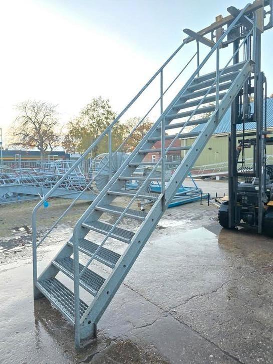 Stalen trap gegalv. Hoog 3,2 mtr. Nob161/Nob162, Doe-het-zelf en Verbouw, Ladders en Trappen, Zo goed als nieuw, 2 tot 4 meter