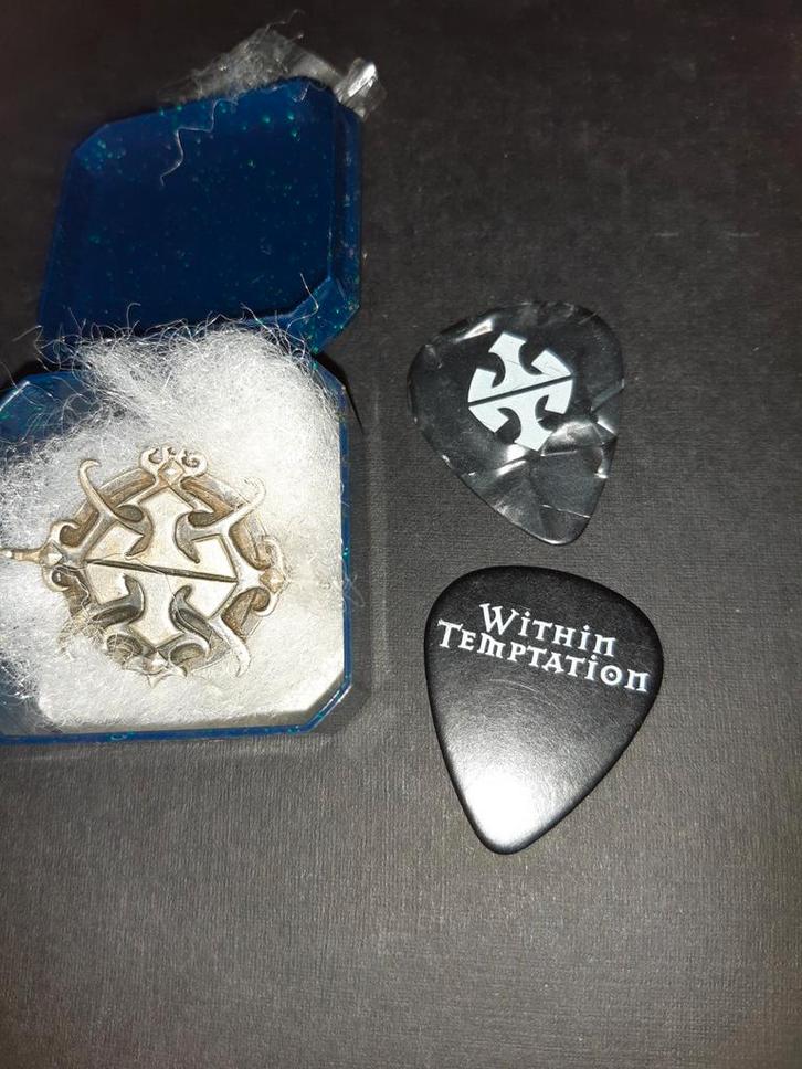Within Temptation zilveren hanger + plectrums, Verzamelen, Muziek, Artiesten en Beroemdheden, Zo goed als nieuw, Overige typen