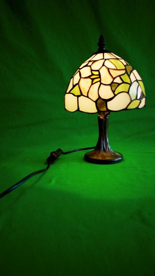 Tiffany-Style Stained Glass Lamp | Floral Mosaic Pattern | C, Huis en Inrichting, Lampen | Tafellampen, Zo goed als nieuw, Minder dan 50 cm