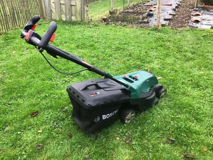 Grasmaaier merk Bosch incl  oplader en accu, Tuin en Terras, Grasmaaiers, Zo goed als nieuw, Accu-grasmaaier, 40 t/m 49 cm, Opvangzak