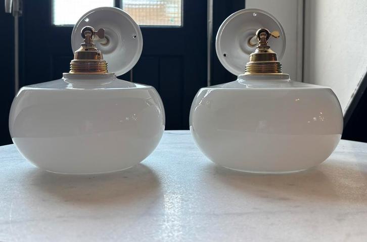 Vintage set 2 ronde Franse witte wandlampjes schoollamp melk, Huis en Inrichting, Lampen | Wandlampen, Glas, Ophalen of Verzenden