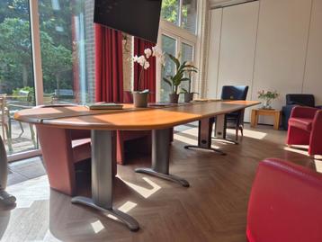 Mooie eettafel  beschikbaar voor biedingen