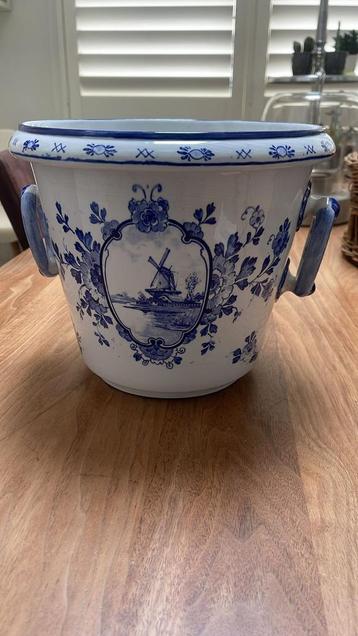 Oude Delfts Blauwe Bloempot met Molen beschikbaar voor biedingen