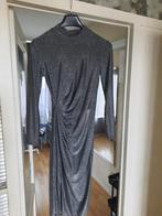 Grijs/zilver bodycon jurk maat M, Kleding | Dames, Jurken, Maat 38/40 (M), Ophalen of Verzenden, Zo goed als nieuw, Knielengte