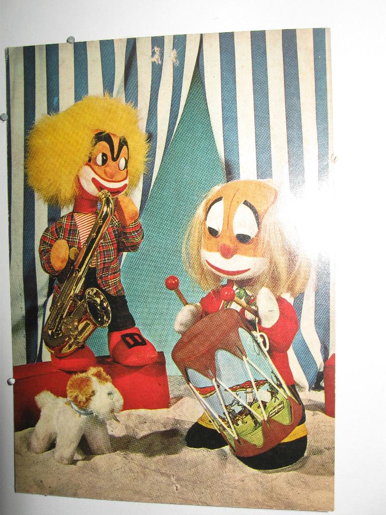 9476 2 muzikanten in cirkus tent, Verzenden