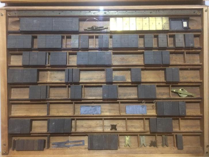 koperen druklelters in letterbakken, Antiek en Kunst, Curiosa en Brocante, Ophalen