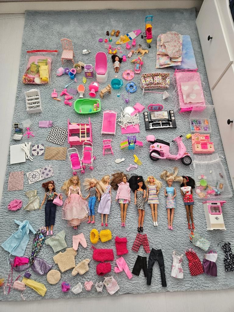 Barbie droomset 11 poppen incl woninginrichting, Ophalen of Verzenden, Zo goed als nieuw, Barbie