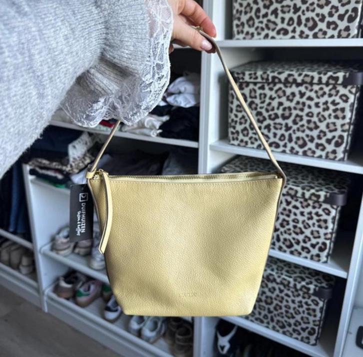 Loulou tas nieuw met prijskaartje -  butter yellow, Sieraden, Tassen en Uiterlijk, Tassen | Damestassen, Nieuw, Handtas, Geel