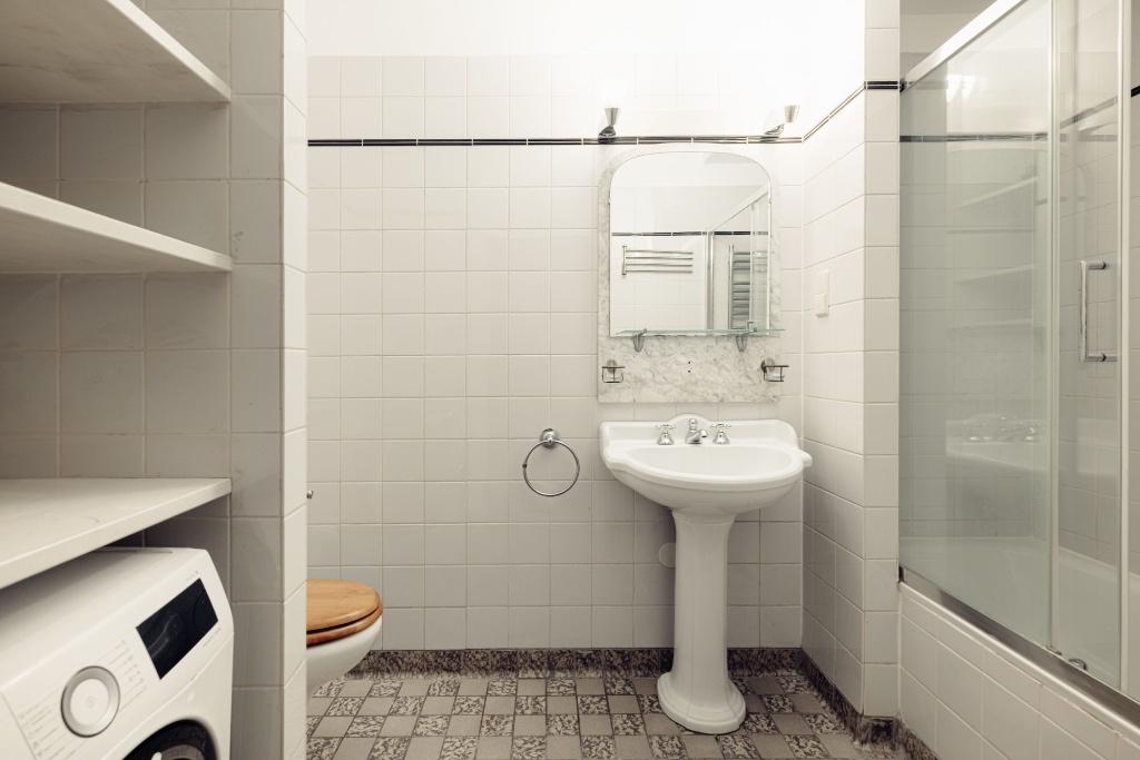 Antieke wastafel op zuil met planchet en achterwand, Doe-het-zelf en Verbouw, Sanitair, Ophalen of Verzenden, Gebruikt, Koper