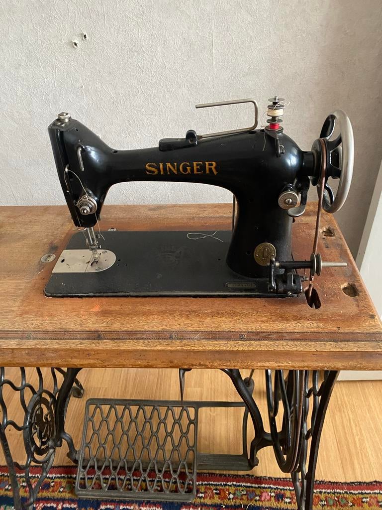Antieke Singer naaimachine met houten onderstel, Antiek en Kunst, Antiek | Naaimachines, Ophalen