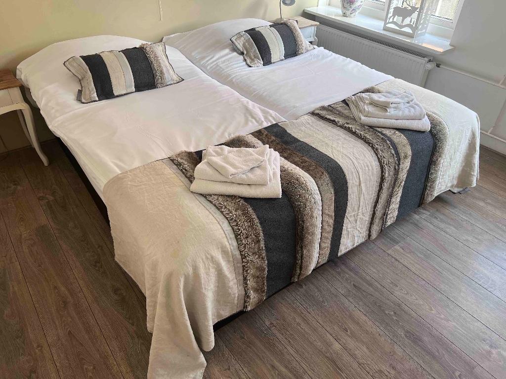 GRATIS: 2x éénpersoons bedden (90x200) – ophalen eind april!, Huis en Inrichting, Slaapkamer | Bedden, Ophalen, Overige materialen