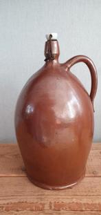 Antieke aardewerken kruik met beugelsluiting, Ophalen