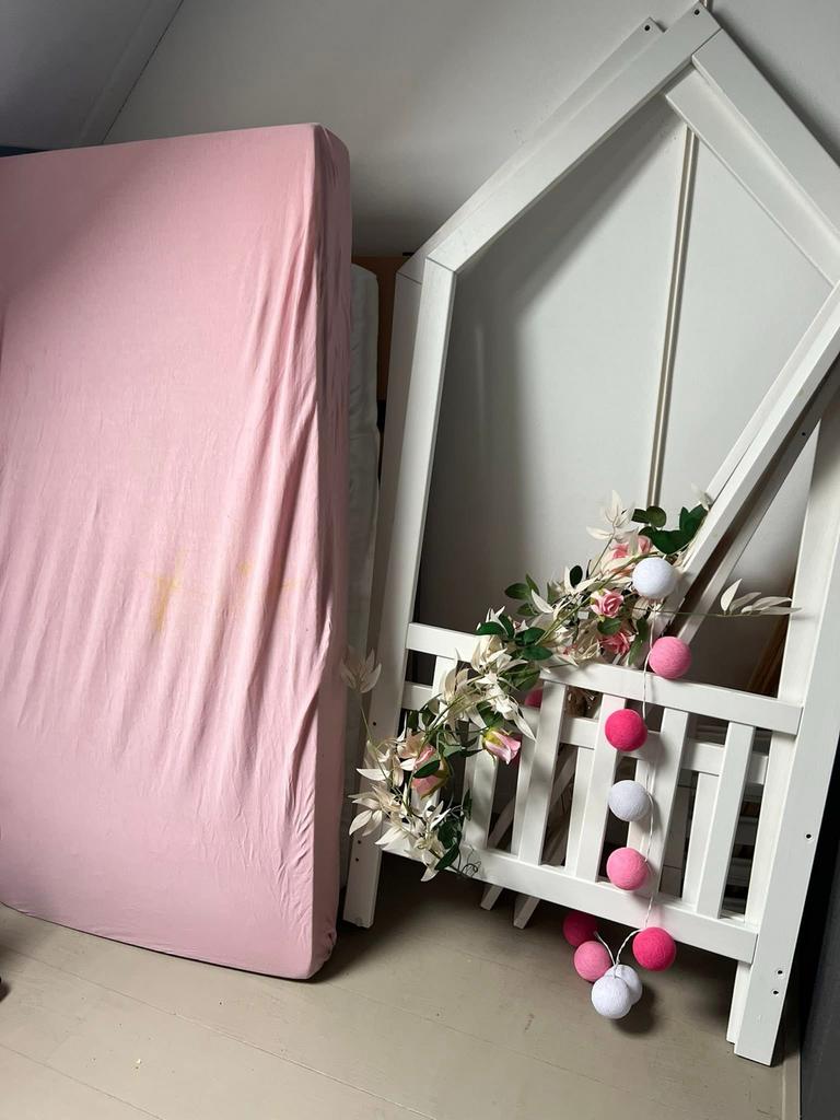 Wit kinderbed huisje met roze matras, Ophalen, Gebruikt, 70 tot 85 cm, 140 tot 160 cm
