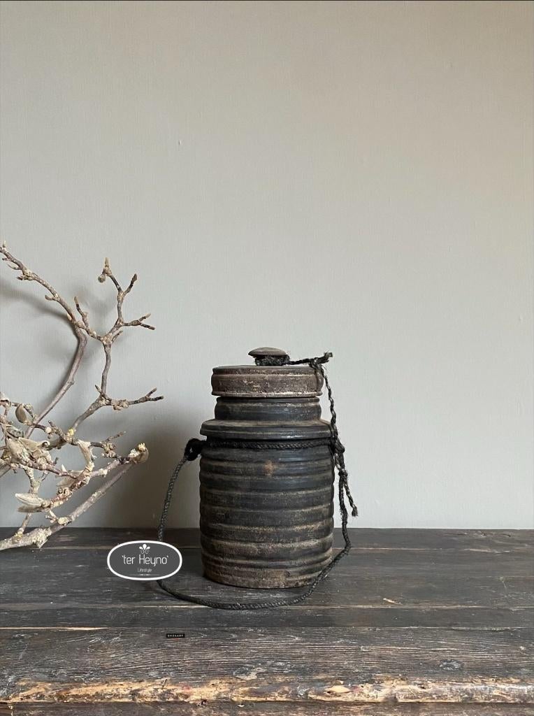 Oude houten kruik met deksel pot hout stoer sober landelijk