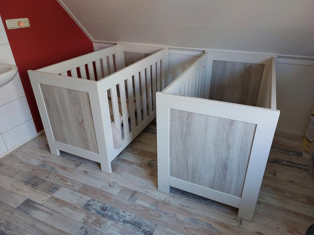 Tweeling babykamer: 2 ledikantjes met commode en kast, Ophalen, Gebruikt, Minder dan 140 cm, Matras