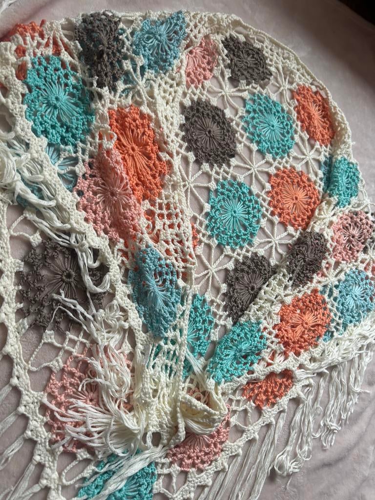 Nieuwe handgemaakte gehaakte sjaal met bloemen, Kleding | Dames, Mutsen, Sjaals en Handschoenen, Ophalen of Verzenden, Nieuw, Maat 46/48 (XL) of groter