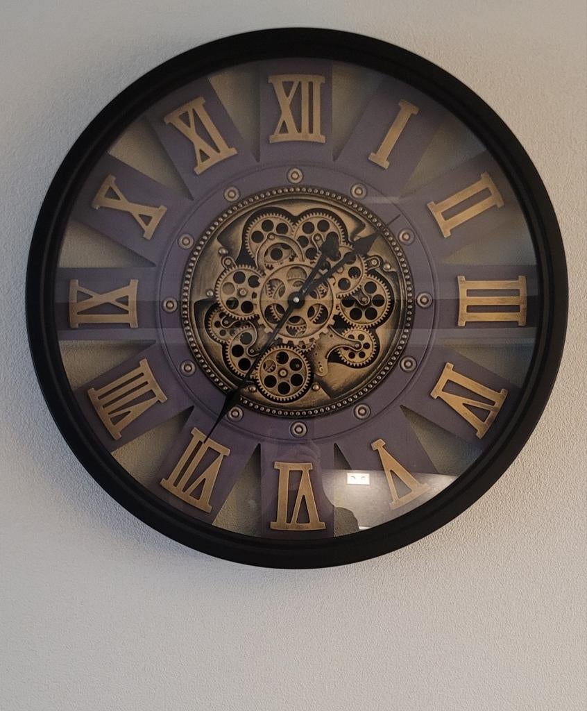 Grote mooie klok met draaiend binnenwerk, Ophalen, Wandklok