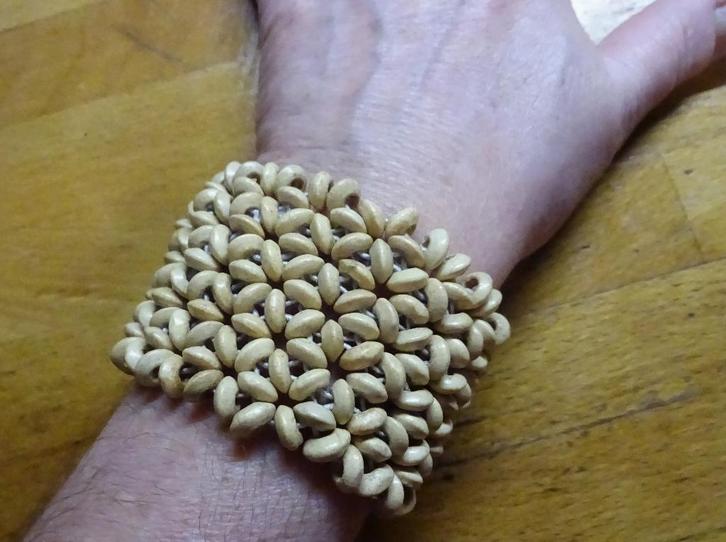 5 cm Brede blank houten kraaltjes armband, Sieraden, Tassen en Uiterlijk, Armbanden, Zo goed als nieuw, Elastiek, Beige, Met bedels of kralen