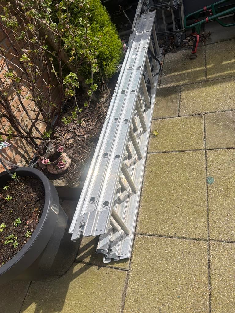 Uitschuifbare aluminium ladder - 3-delig, Doe-het-zelf en Verbouw, Ladders en Trappen, Ophalen, Gebruikt, Ladder, Opvouwbaar of Inschuifbaar