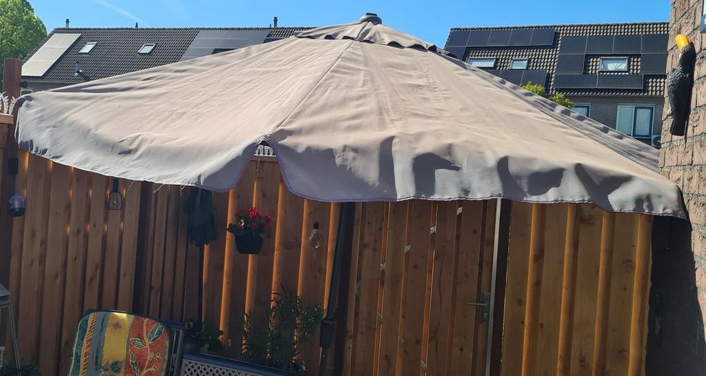 Te koop 'Madison' 3.5 mtr doorsnee parasol, Tuin en Terras, Ophalen, Zweefparasol
