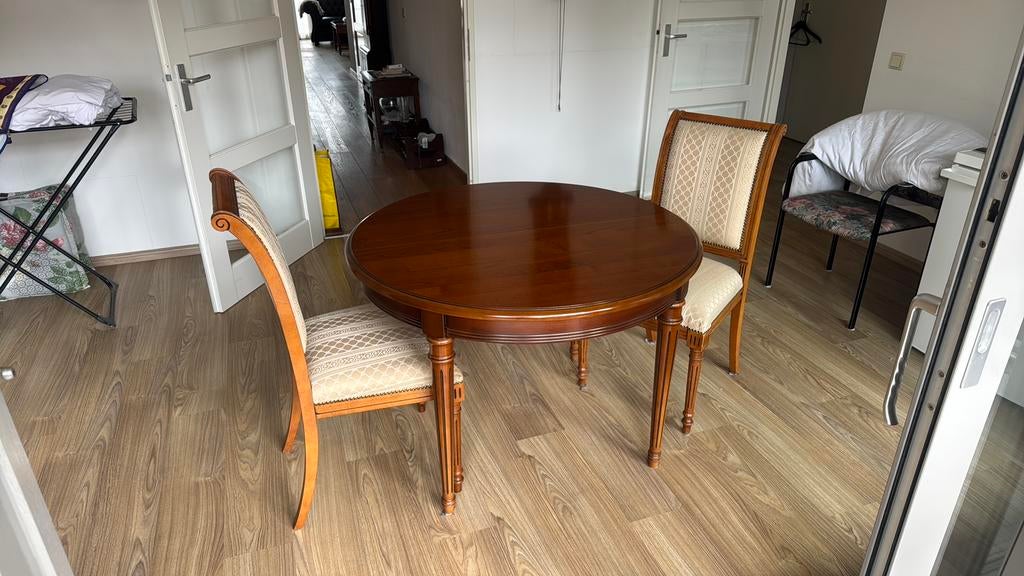 Klassiek kersenhouten tafel en twee stoelen, Ophalen of Verzenden, Gebruikt, Fransklassiek, Minder dan 4 stoelen