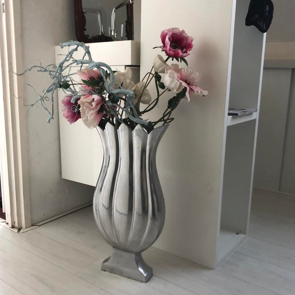 Vaas. Aluminium 40 cm hoog. Inclusief kunstbloemen., Ophalen of Verzenden, Zo goed als nieuw