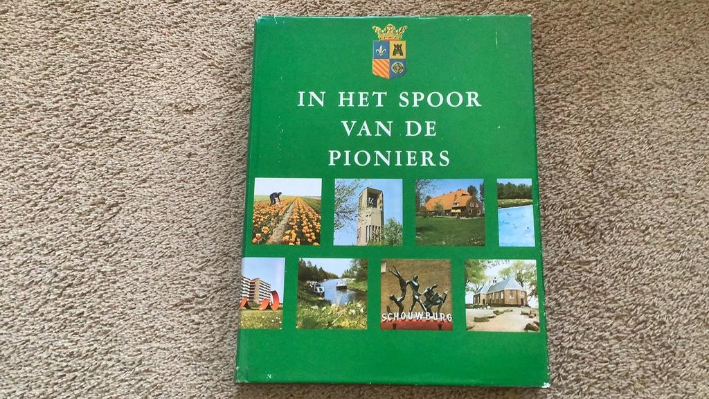 Jubileumboek, 35 jaar Noordoostpolder. In het spoor vande, Ophalen of Verzenden, Zo goed als nieuw, Flevoland