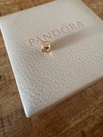 14kt geelgouden pandora clip met harten, Sieraden, Tassen en Uiterlijk, Bedels, Pandora, Ophalen of Verzenden, Zo goed als nieuw
