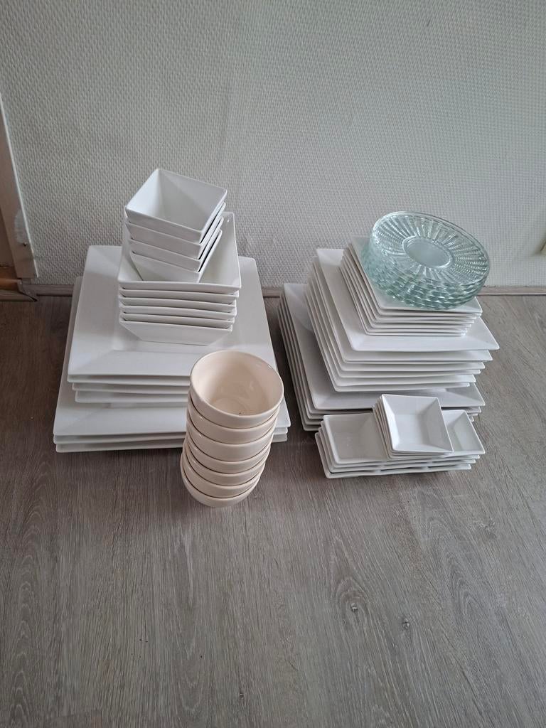 Uitgebreid wit servies met glazen schalen, Huis en Inrichting, Keuken | Servies, Gebruikt, Keramiek, Ophalen of Verzenden, Effen