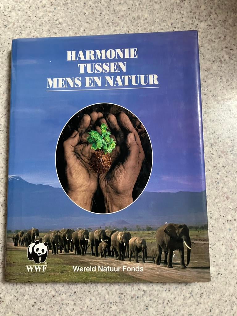 Boek Harmony tussen mens en dier, Ophalen, Zo goed als nieuw, Natuur algemeen