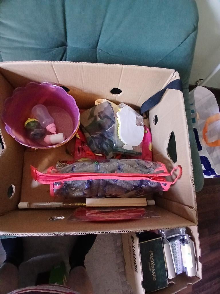 2 dozen rommelmarkt spullen gratis, Ophalen