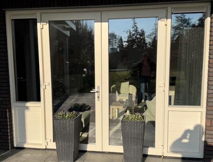 Kunststof kozijn met zijlichten en tuindeuren, Doe-het-zelf en Verbouw, Deuren en Horren, Gebruikt, Buitendeur, 215 cm of meer